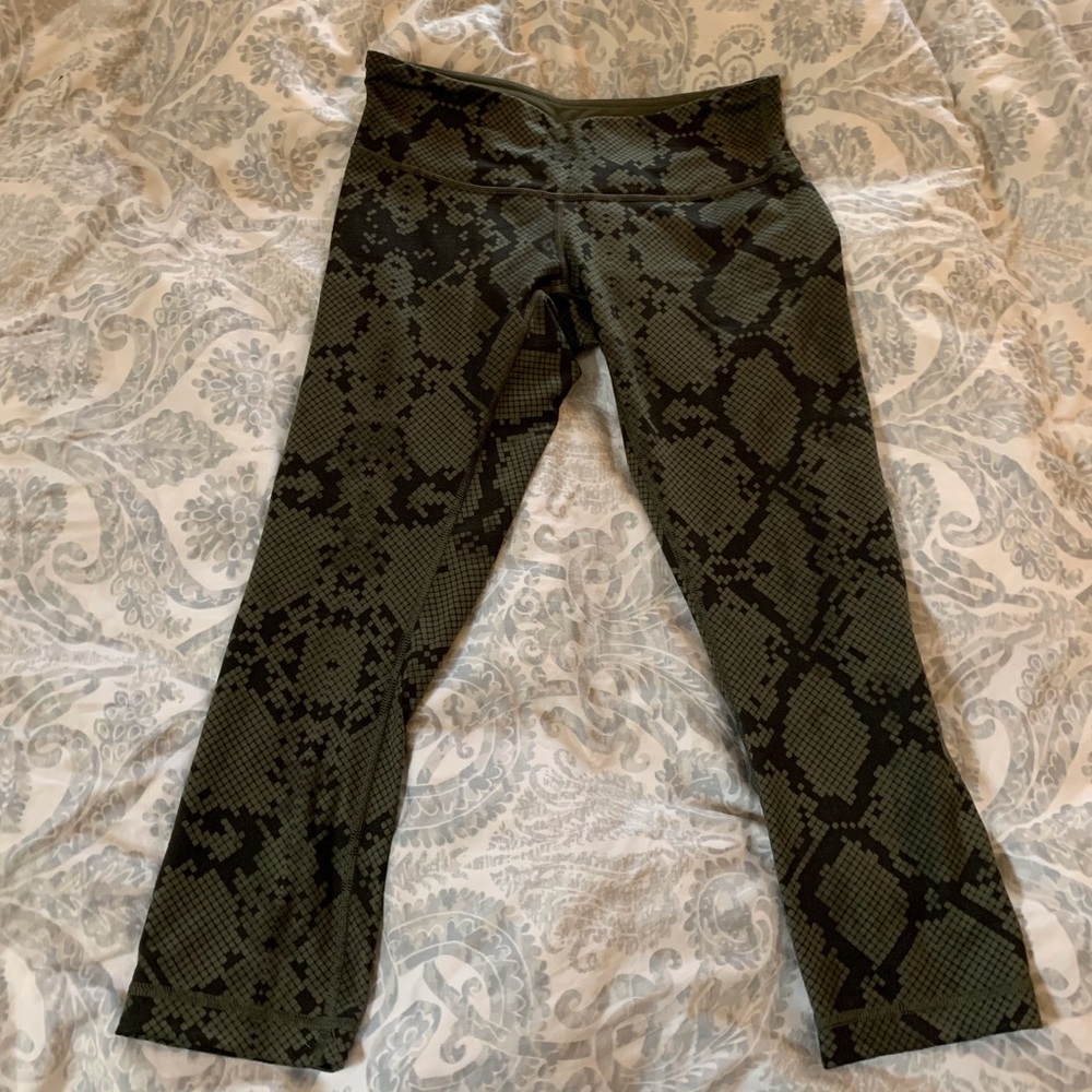 Lululemon snake print capri sz 6
